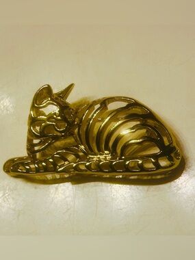 SOLD Beautiful Vintage 1990s Gold Tone Sculpture Statement Cat Brooch